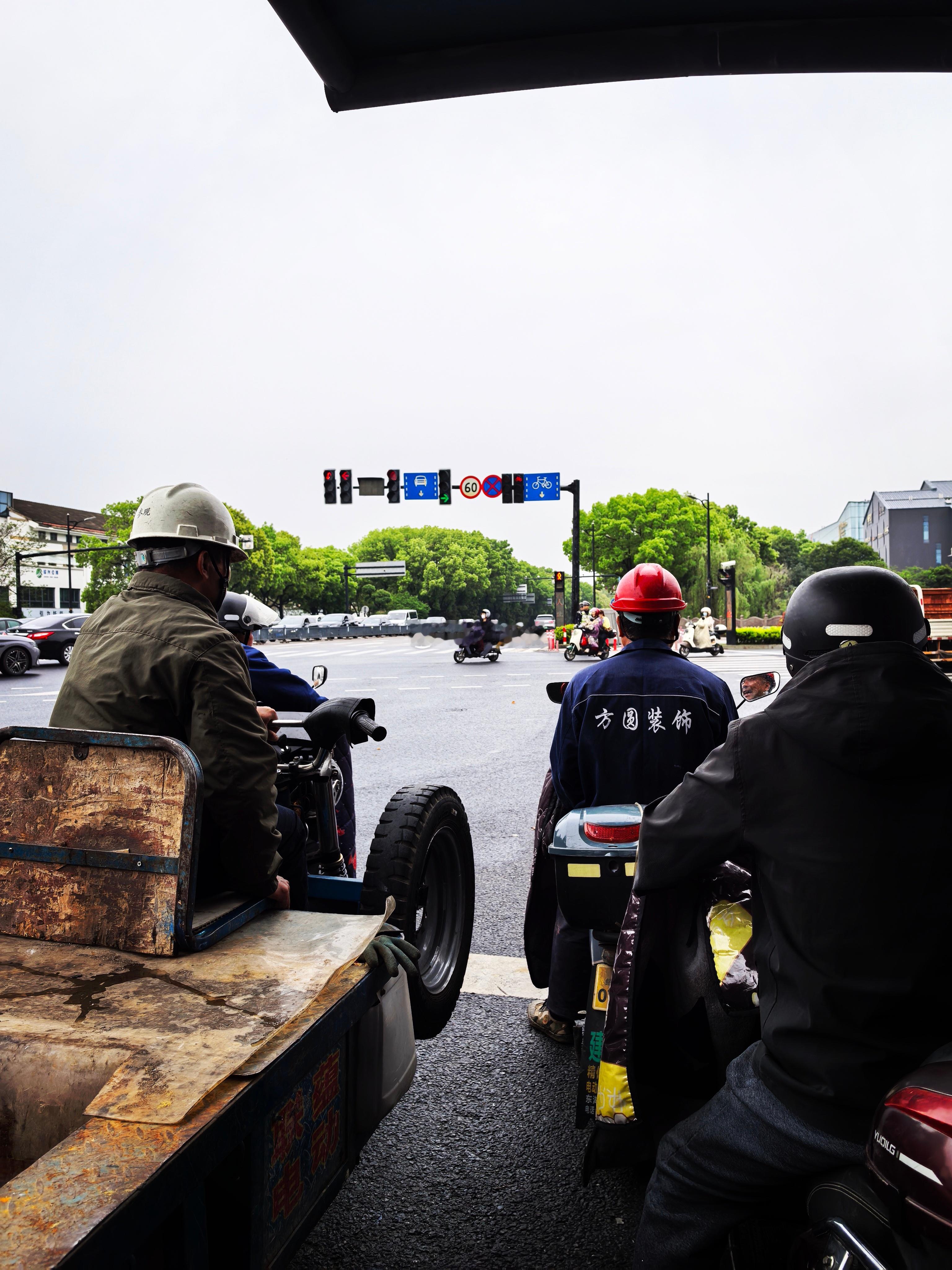 这几位大叔在等红灯的间隙，高声量“探讨”了中东局势问题。 绍兴·迎恩门