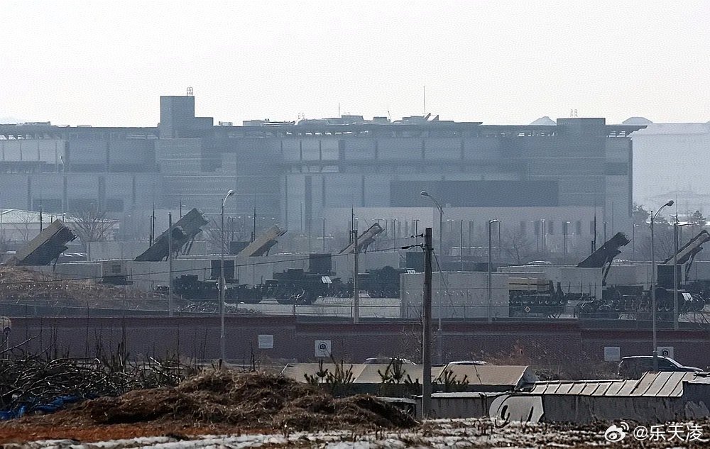 多架美军机相继离开韩国基地 驻韩美军基地内多架军机近期密集起飞离境，包括C-5、