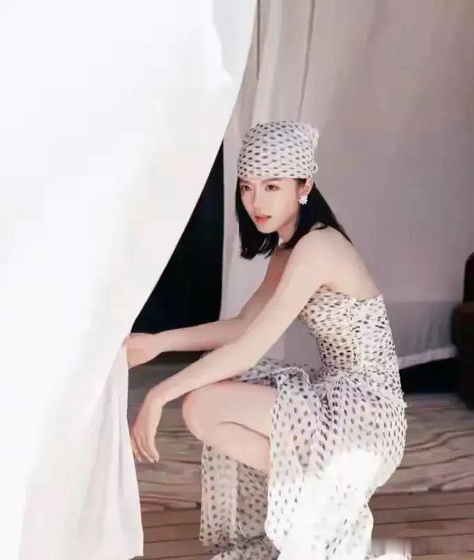 赵今麦作为演技派，作品还没出圈，身材先被夸上了。气质从邻家小妹上升为轻熟款小姐姐