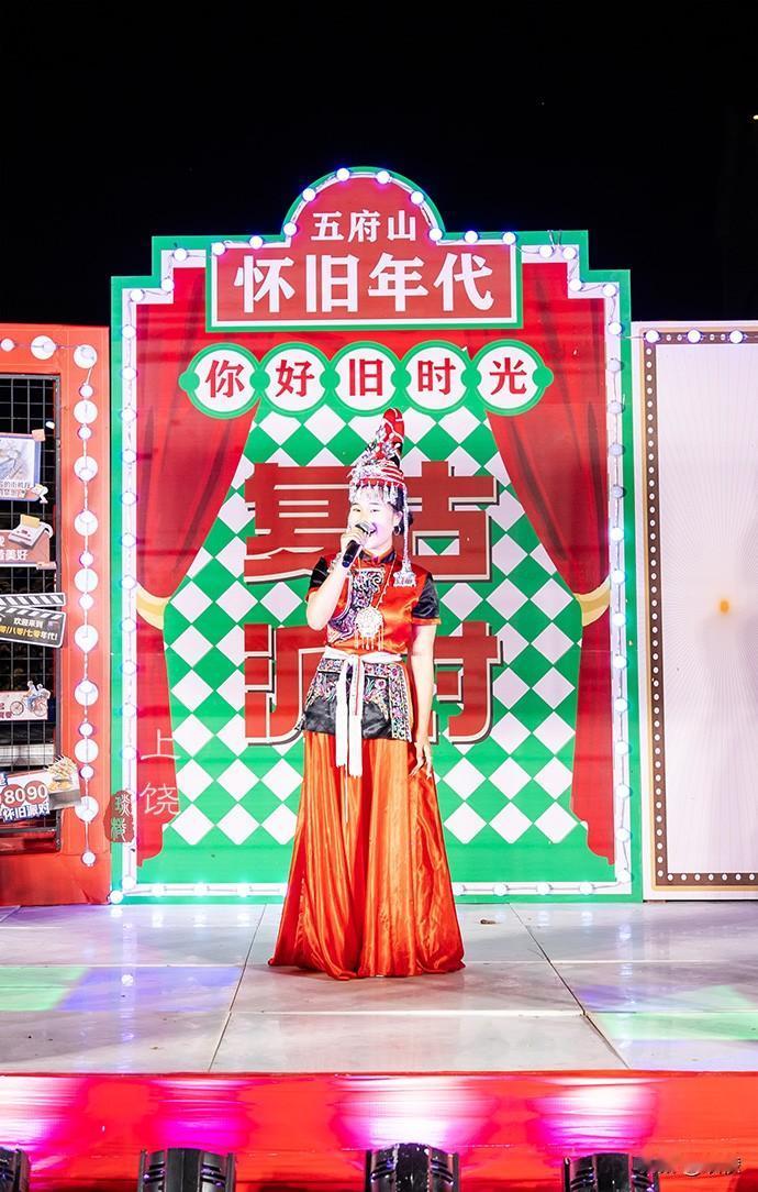 五府山村晚

五府山三月三期间，在横溪村除了畲寨美食节、蜜王争霸赛之外，还有不容