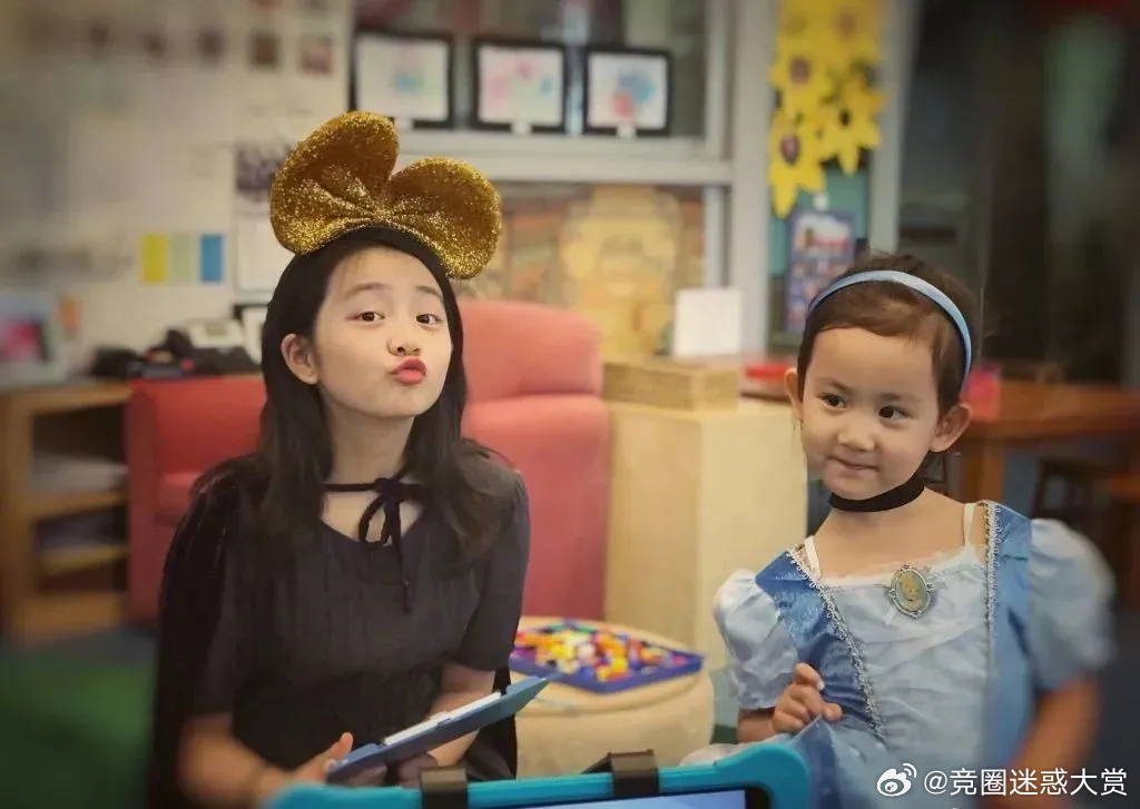 孙莉黄磊二女儿多妹颜值复刻黄磊同款轮廓，双泪痣灵气十足。12岁身高优越，甜酷穿搭