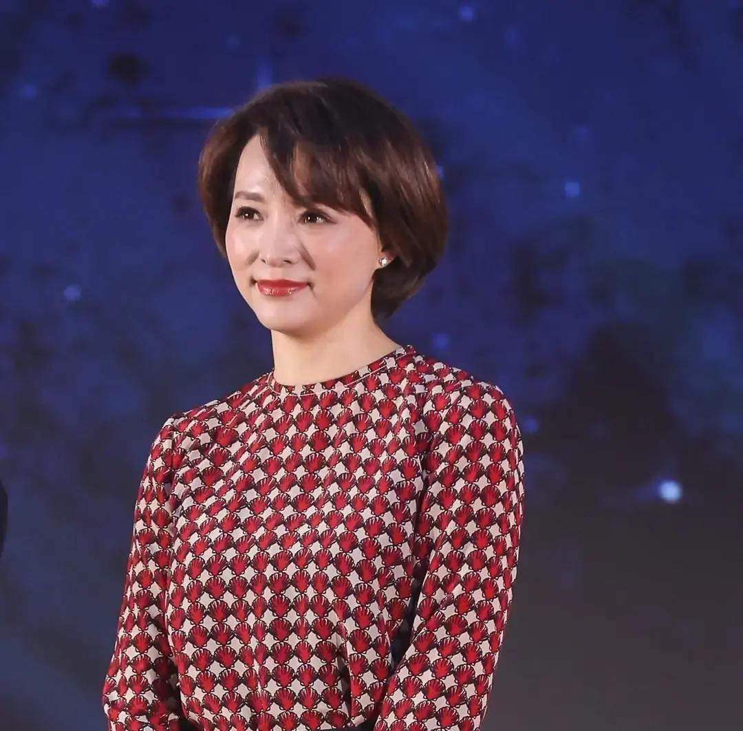 董卿当年顶着老爸反对嫁给密春雷，现在回头看就是大型翻车现场。
我刷到爆料说老董爸