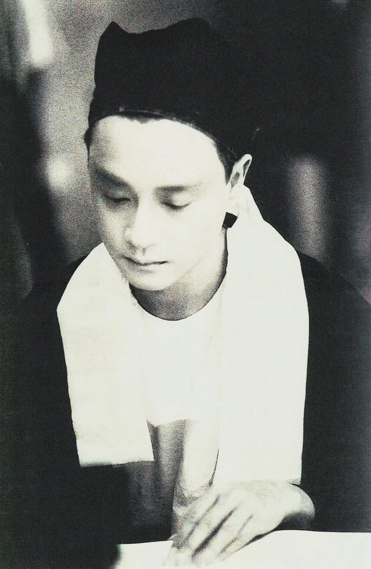 丹青水墨，亦绘不尽他面容的俊秀风光——又清又艳的美，1991年，张国荣为香港《号