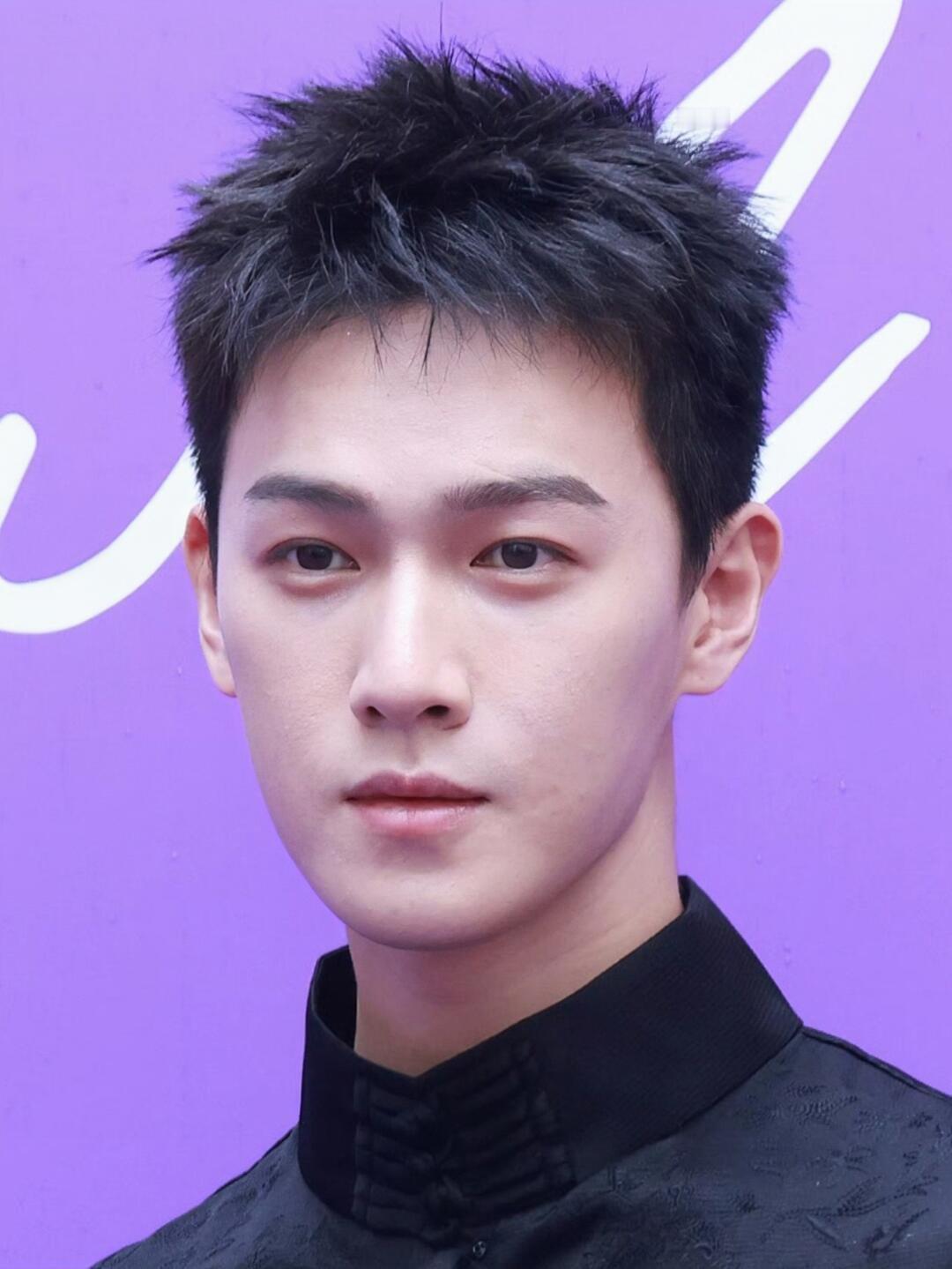 真实的李昀锐就是硬帅 