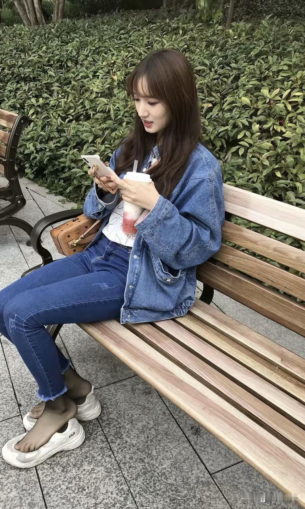 别喷，我也只是在没人的时候，让它出来透透气，脚蒙了一天了