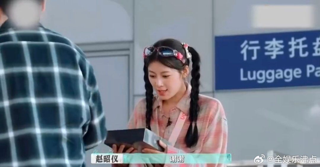 李佳琦满足了赵昭仪的想象李佳琦太懂怎么制造惊喜了！赵昭仪提到的翻译眼镜，他居然真
