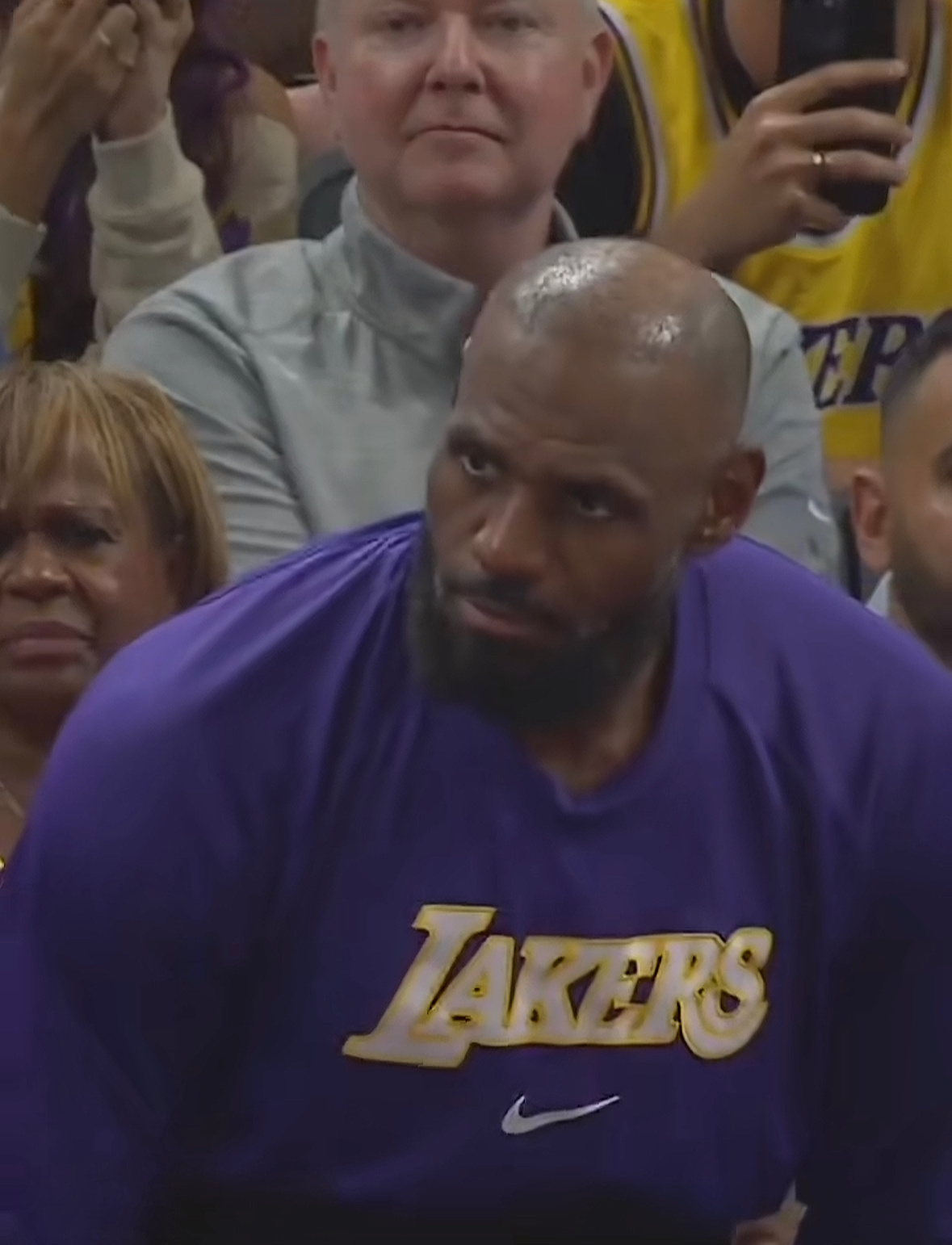 好久没看NBA了。詹姆斯都彻底秃了，胡子也白了。 匆匆啊 