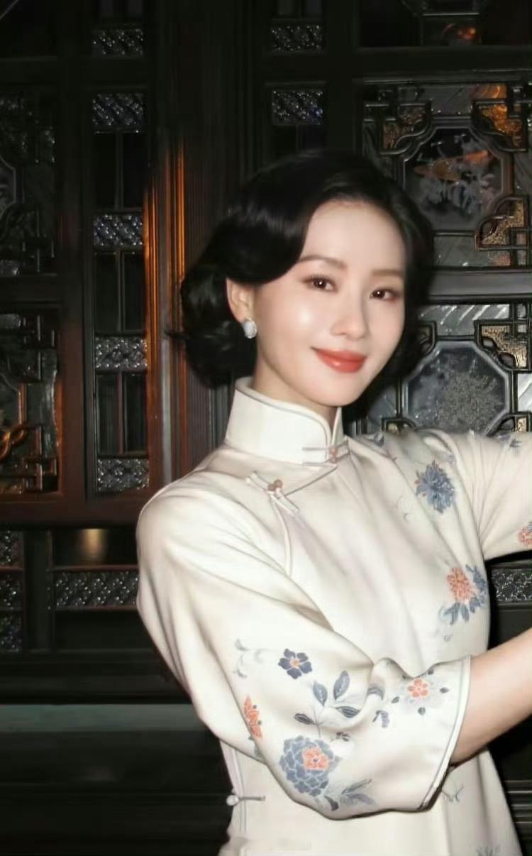 刘诗诗《千里江山图》杀青物料也太美了吧端庄大气，优雅漂亮，气质无人能敌呀。而且预