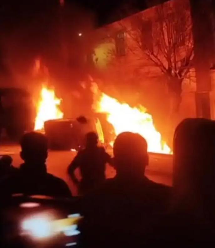 [太阳]伊朗爆发大规模示威，已扩散到全国一半省份，至少36人死亡！
 
这场乱子