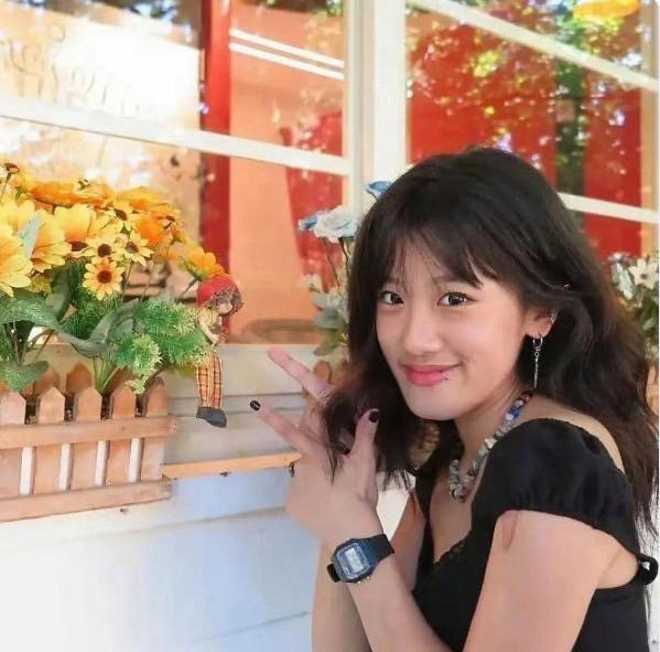 贾静雯女儿梧桐妹把鼻环摘了，浓妆也卸咯，瞬间像变了一个人，这才是19岁女生该有的
