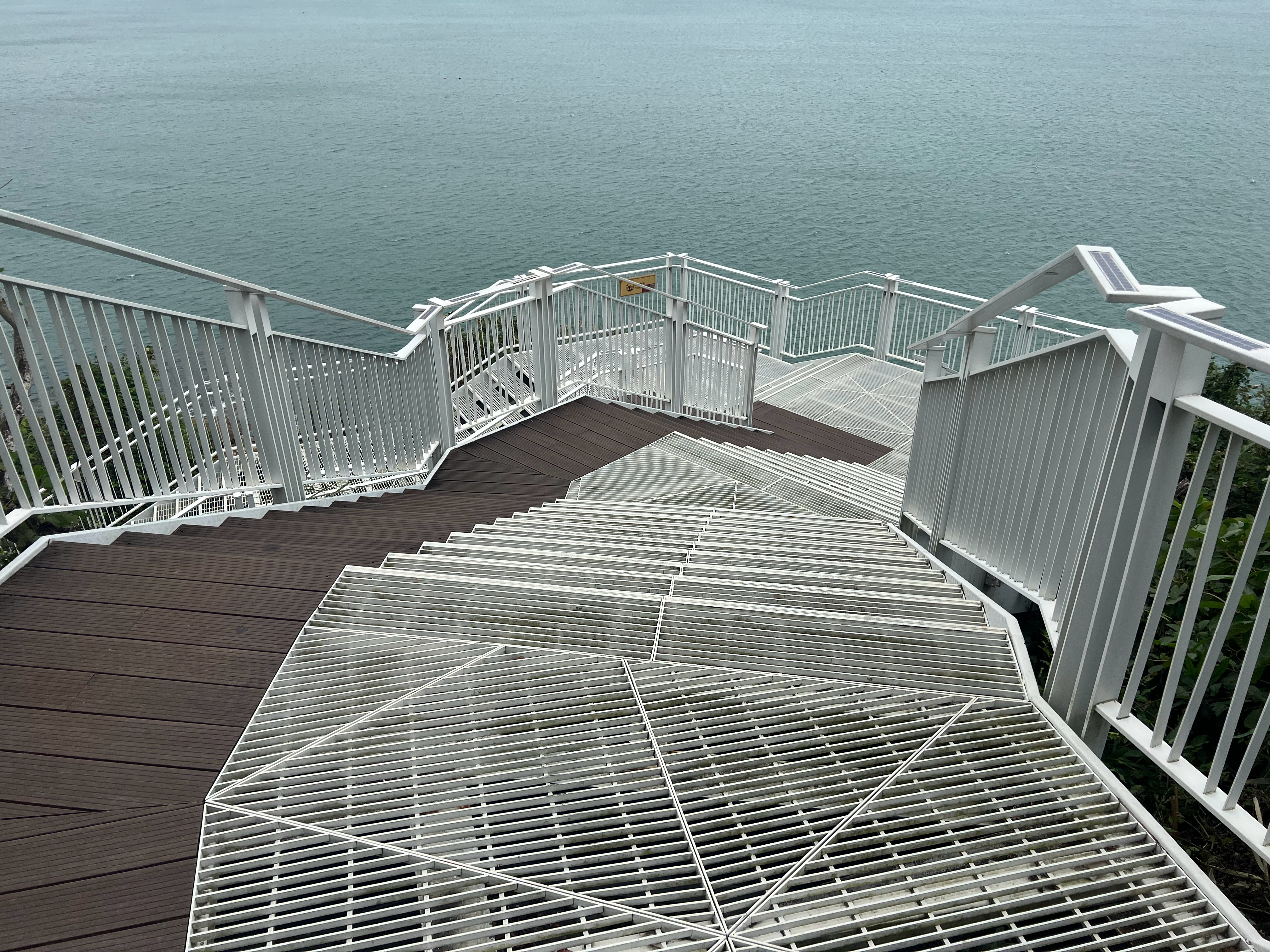 三十不扶人，四十不劝人，五十不管人：成年人最大的清醒，是不多管闲事。 