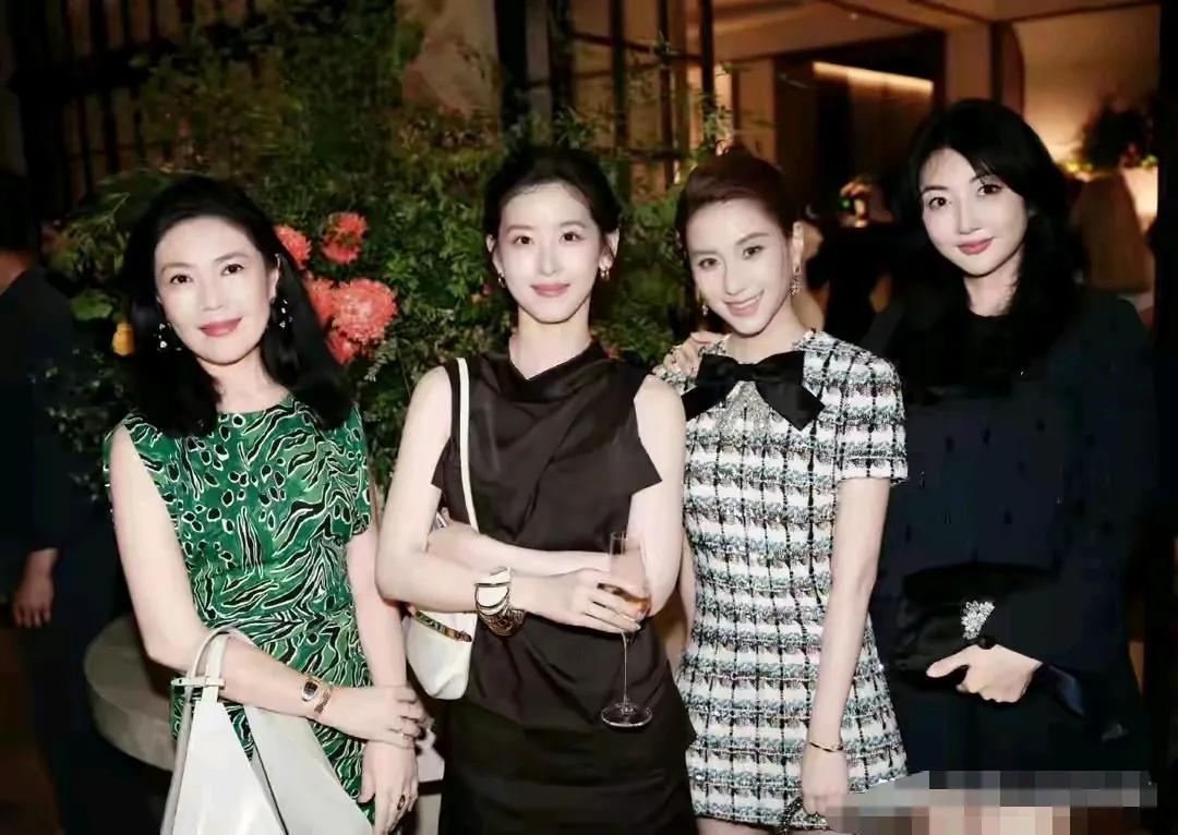 无论是何超莲还是章泽天，她们都是活成一道光的女人，有颜有钱有爱，要啥有啥，啥啥都