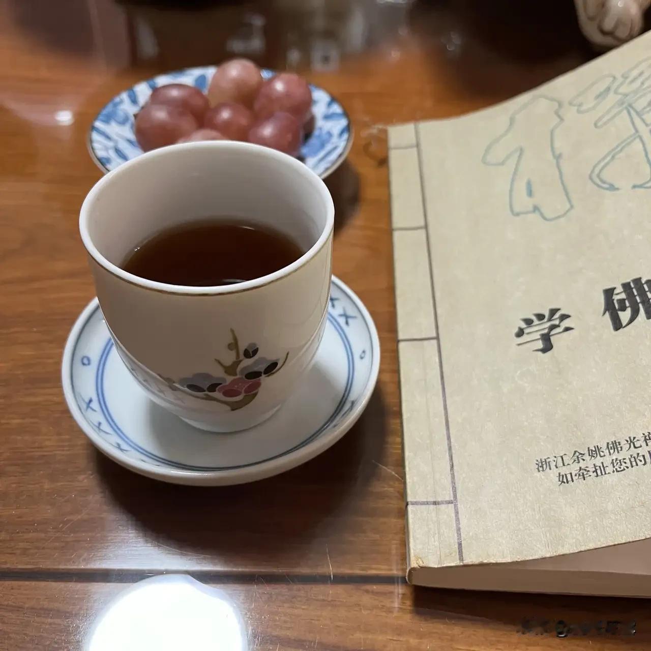 独自一个喝茶，不叫喝，也不叫饮，叫"品"。
     慢品，细品，即品茶，又品人