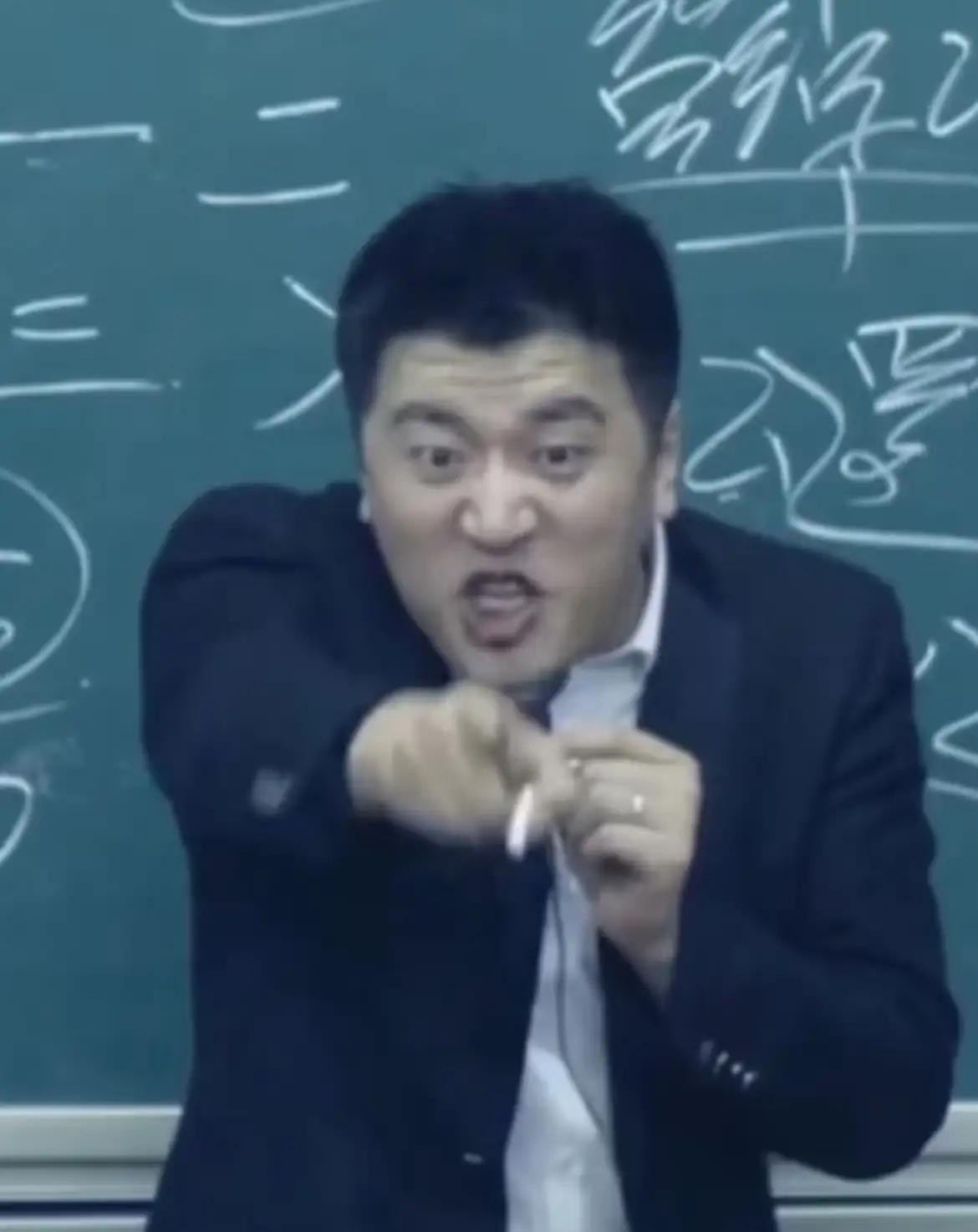 官方通报张雪峰被停播的原因是在直播中长时间使用污言秽语。
   更具体的原因我们