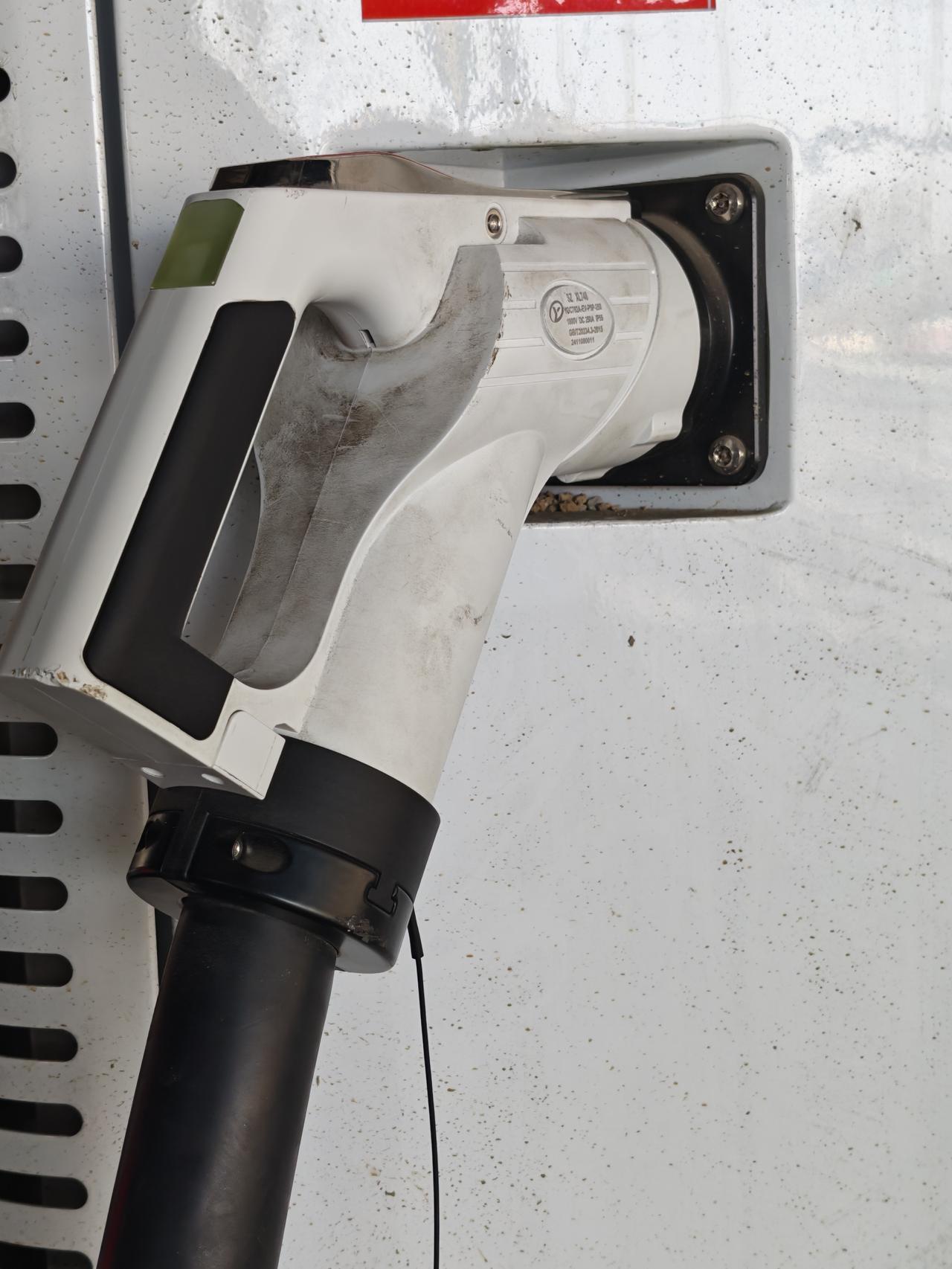 新能源车体验最糟糕的环节，就是这个充电头。又大又沉，对女车主极不友好。

目前国