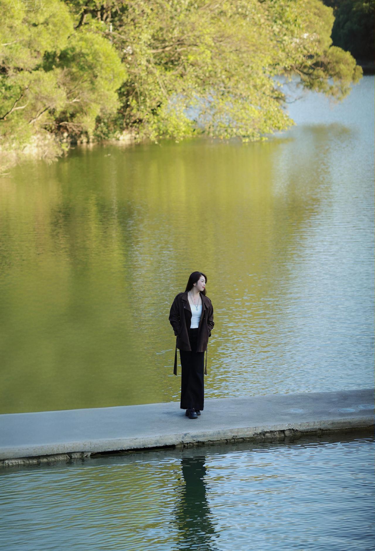 公园抓拍女生拍照姿势 拍出电影感 慢下来看世界 拍照姿势很重要