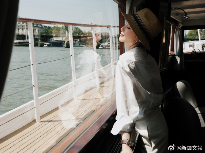 #刘诗诗和埃菲尔铁塔同框##刘诗诗船上随拍# 埃菲尔铁塔下，刘诗诗船上随拍，每一
