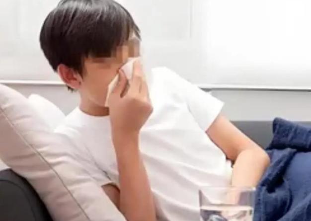 甘肃一男子陪19岁女友过生日，吃完饭便直接回了酒店，可就在两人亲热时，男子突然哮