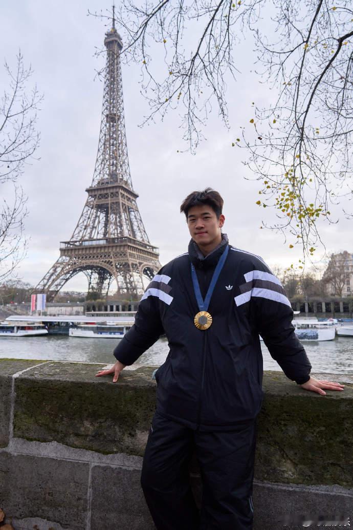 潘展乐巴黎打卡重回奥运福地，发博：打卡➕1 