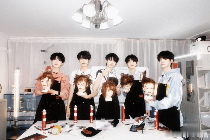 #登陆少年一不小心就起飞##登陆少年实验室创作花絮图#登陆少年在实验室用心创作，
