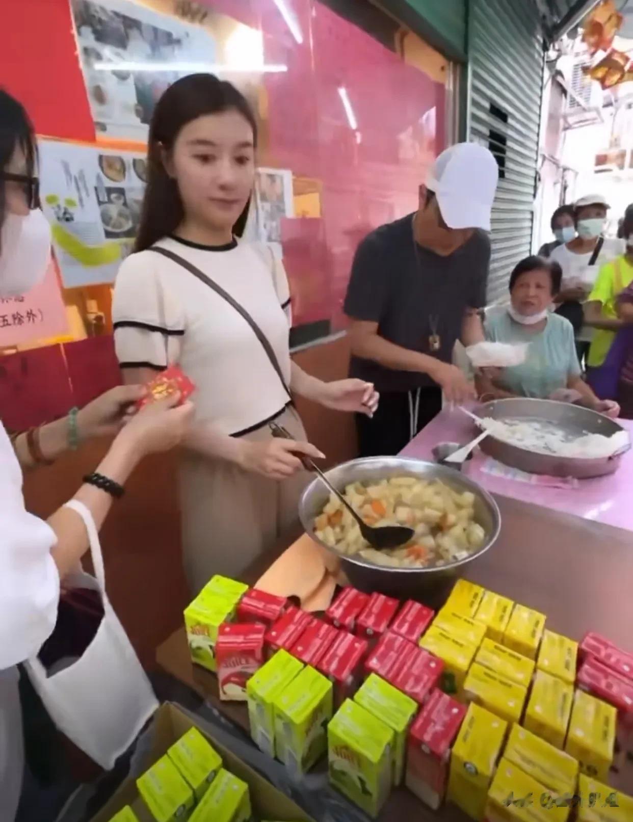 近日，台风过境。香港艺人梁思浩哀民生之多艰，他和助理为无家可归者、老弱病残者、暂