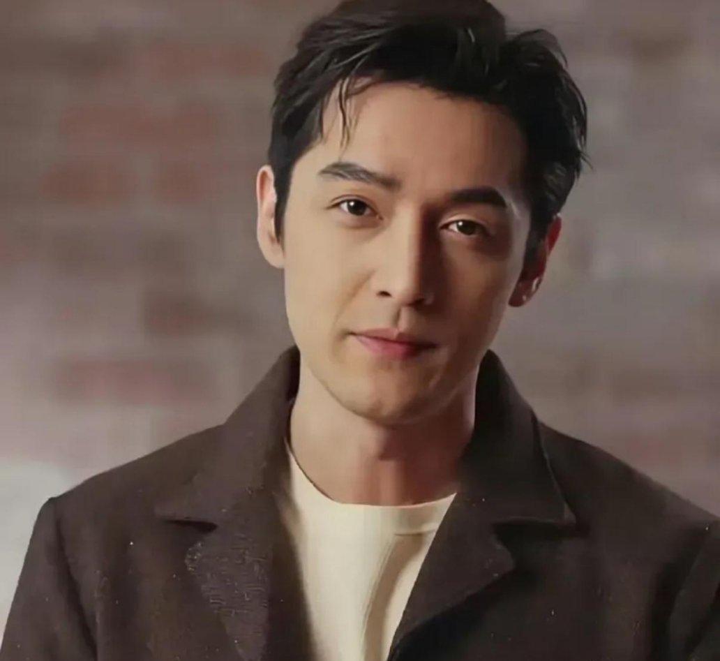 胡歌一句40岁倒计时，

戳中了多少人。

胡歌前段时间在《ELLE》采访里说，