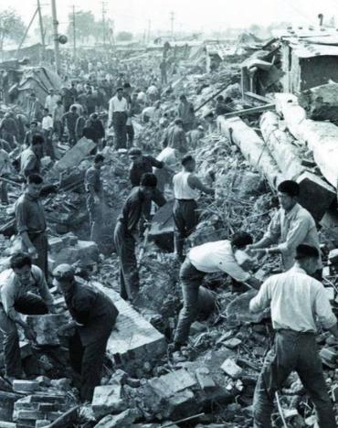 1976年，唐山大地震中，看守所倒塌，200多名在押犯跑了出来，他们却选择立刻救