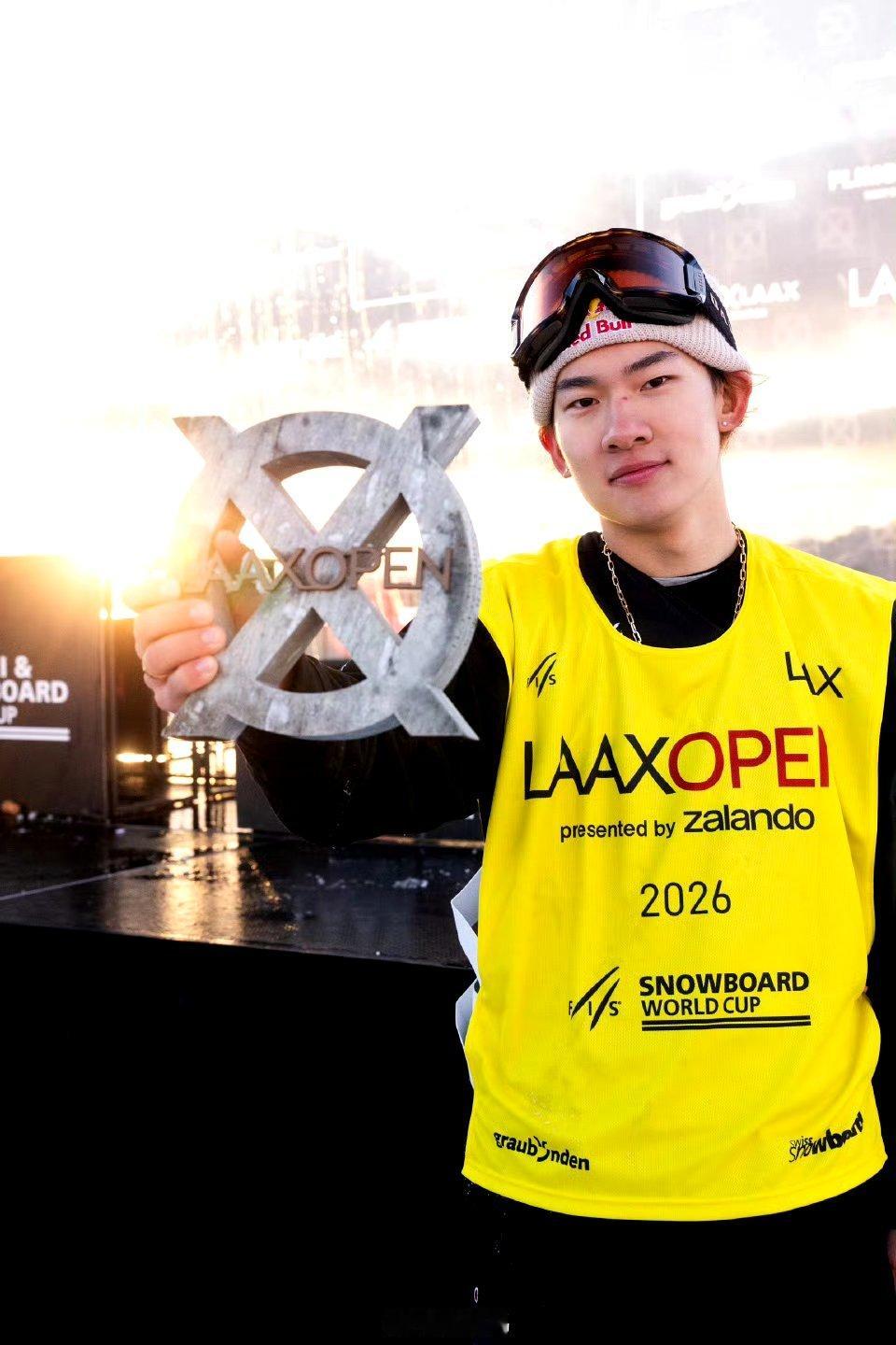 和苏翊鸣一起守护健康奖牌是共同的荣耀，祝福是真心的告白。苏翊鸣对佐藤教练的生日寄