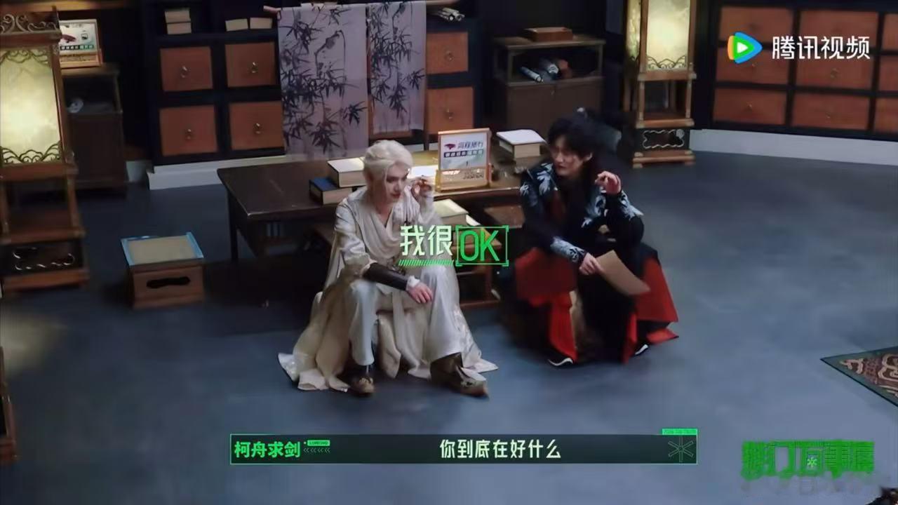 金靖姐调戏人是一绝，专挑丁程鑫这种乖的捏。周柯宇在旁边当气氛组，丁程鑫手指伤着还