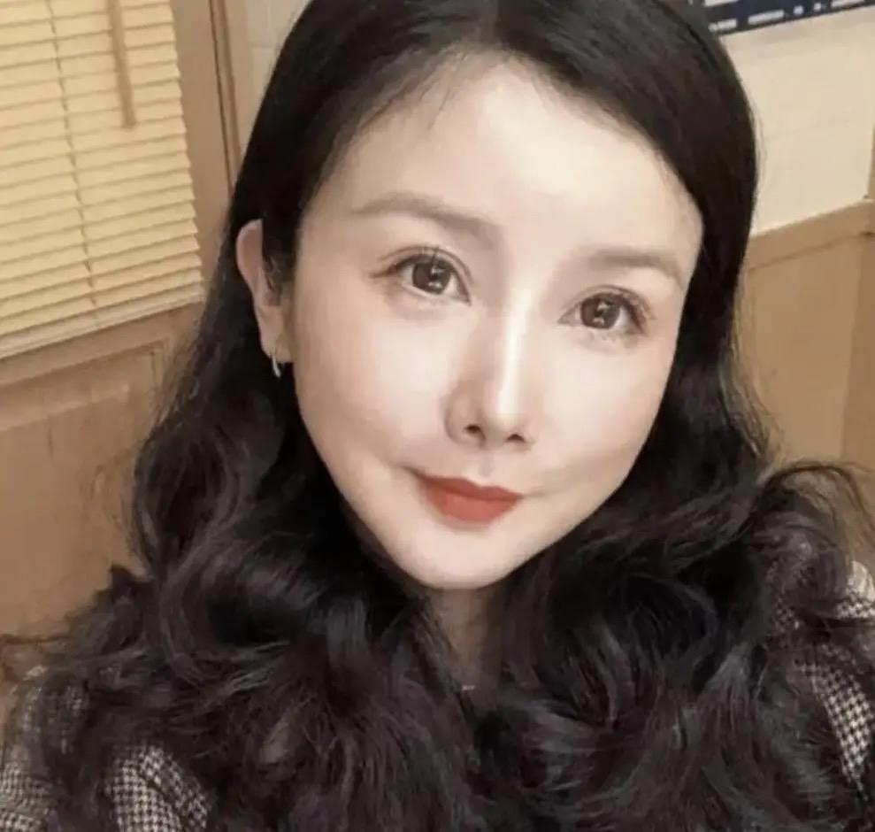 44岁女演员孙菲菲宣布离婚，自曝买车买房全由自己买单，告诫所有女生：千万不要未婚