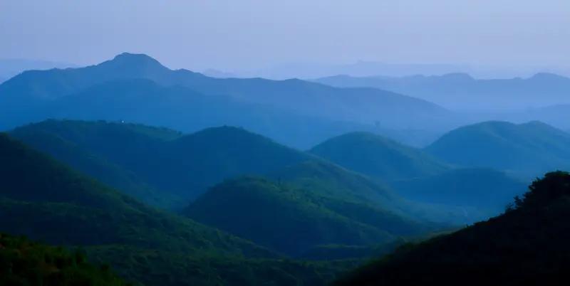 瞧见“青山藏画意”这一上联，着实意境十足。有人说依照常规，青山可对绿水，画意能对