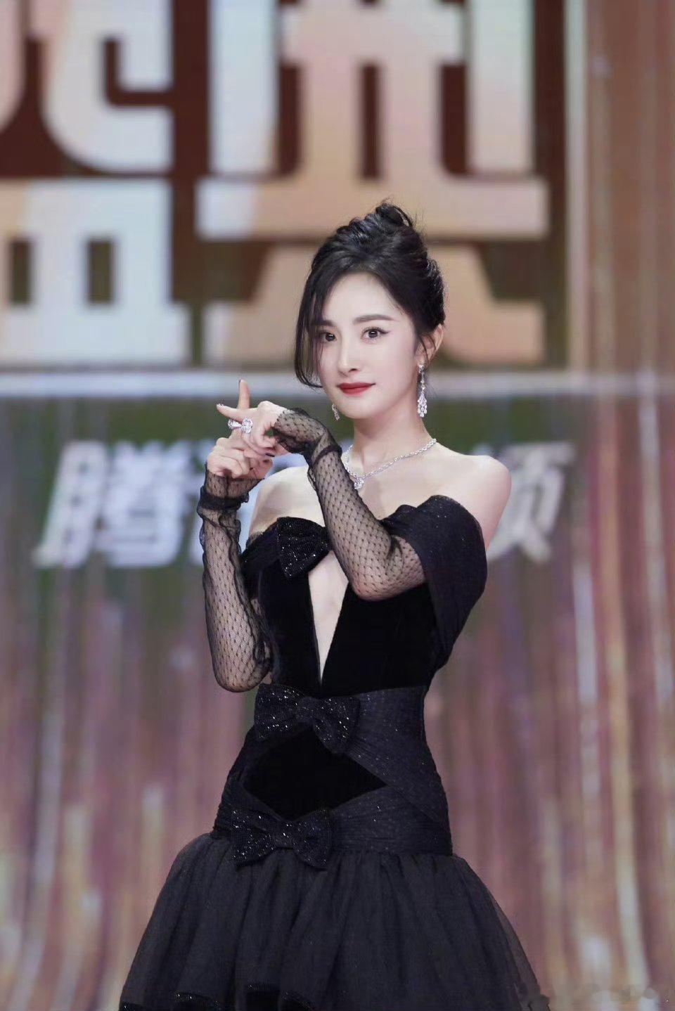 杨幂 拾光盛典深V黑纱裙 这组真的是高贵黑天鹅既视感女王级别 