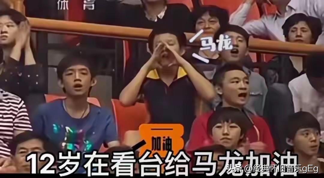 “以前的王楚钦还是个小不点，跟在马龙身后；
如今并肩作战，一起捧起奖杯，这就是传