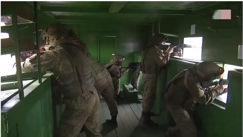 【不多见的照片】俄乌冲突中的俄罗斯装甲列车战斗室内景。俄乌前线部队共装备3列装甲