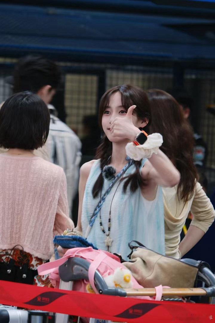 花少小妹王可肌肉线条花少小妹王可体脂率感觉好低同等年纪少见王可这种身材，低体脂搭