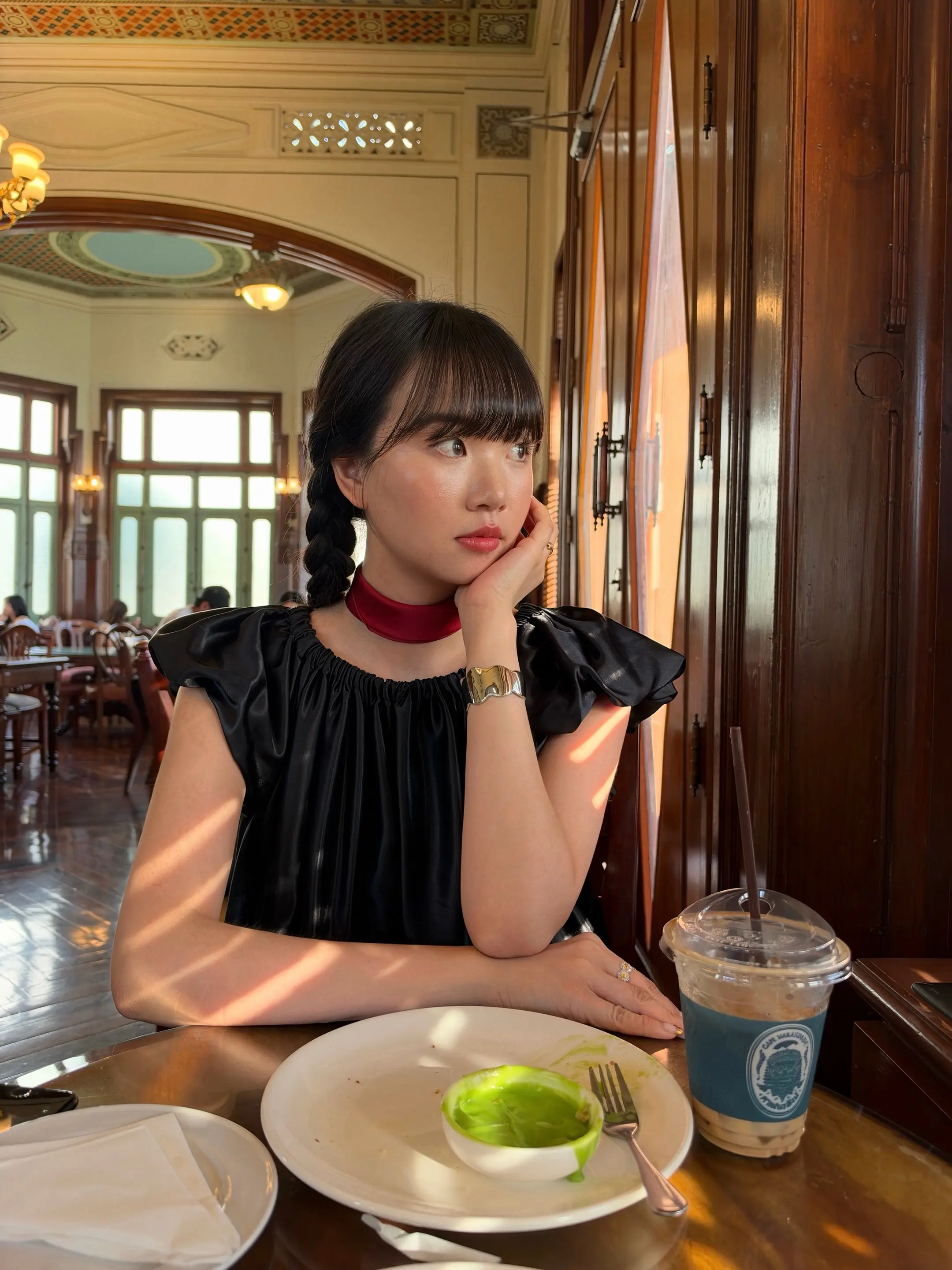 在旧宫殿里做一场黑色的少女梦