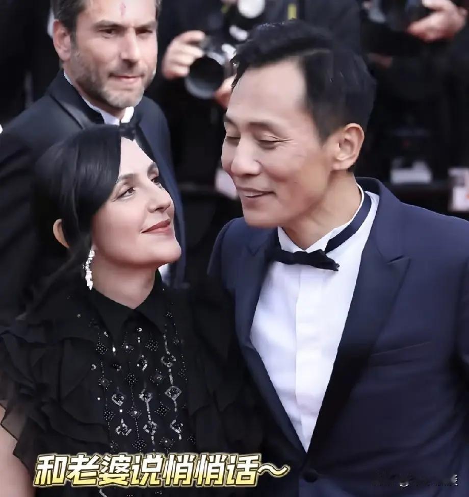 同样是娶了外国人，刘桦的老婆安娜却要比周华健和吴彦祖的老婆年轻多了，面相变化也不