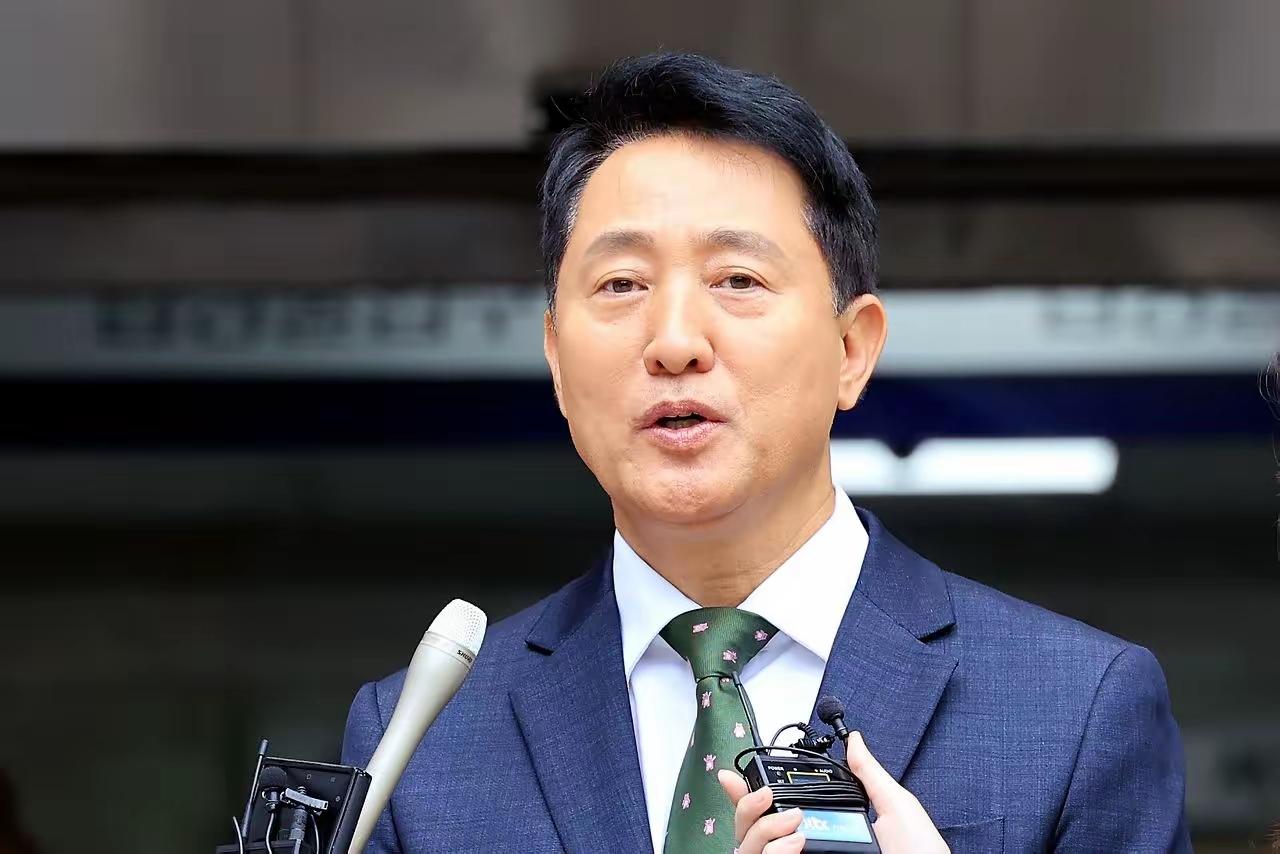 首尔市长吴世勋麻烦大了，一审被判罚金，恐被剥夺市长职位。
起因是参与了明泰均民调