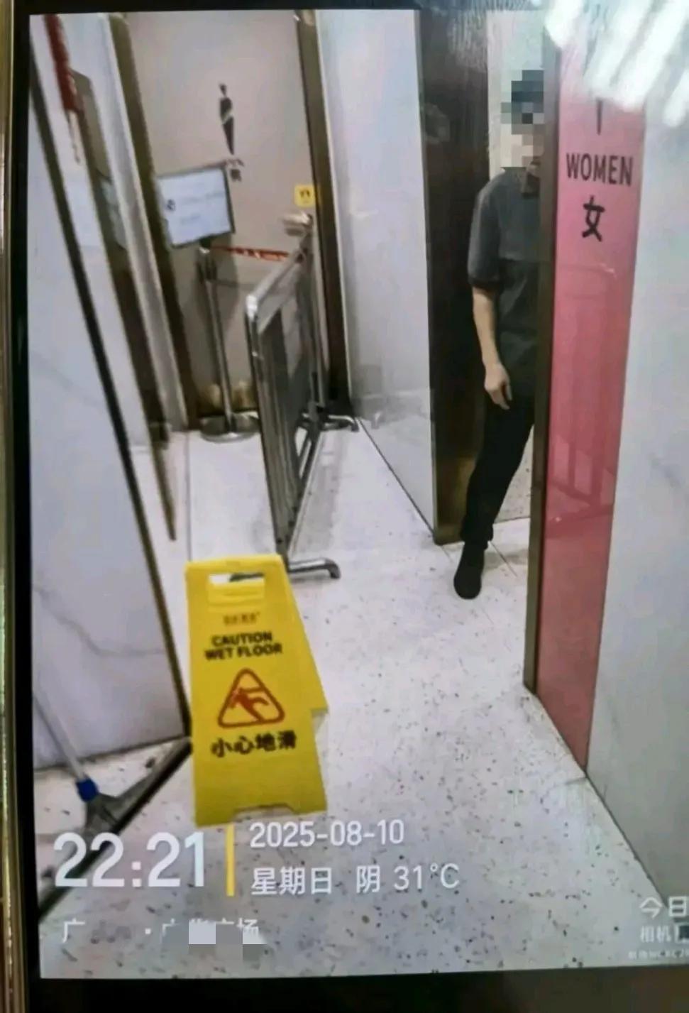 女子在商场厕所内摔倒导致脑震荡，是否应由商场担责？

广州一女子在商场上卫生间，