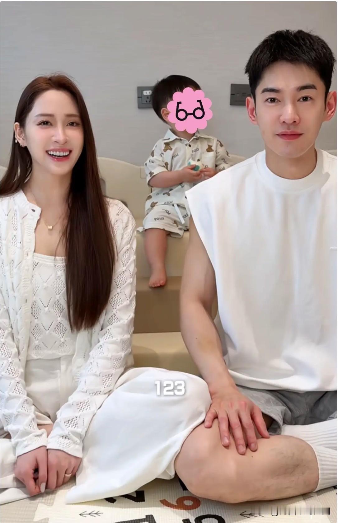 欧阳妮妮与丈夫张书豪及儿子睦睦一家三口的一张温馨全家福合影。妮妮很想再生宝宝，可