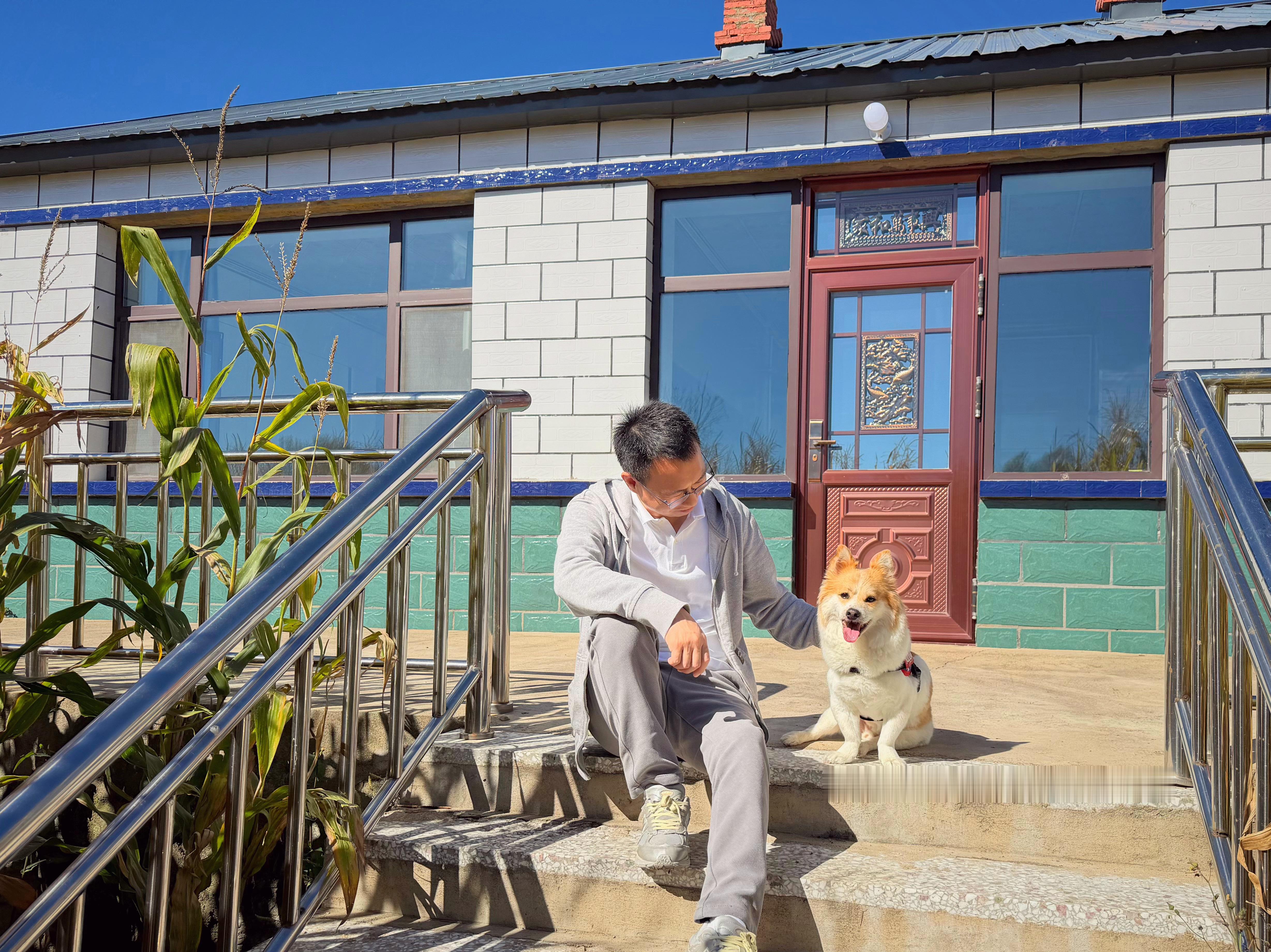 昨天，我把棍哥小朋友带去了我出生长大的村庄里，这个村庄我几乎不认识了，变化太大了