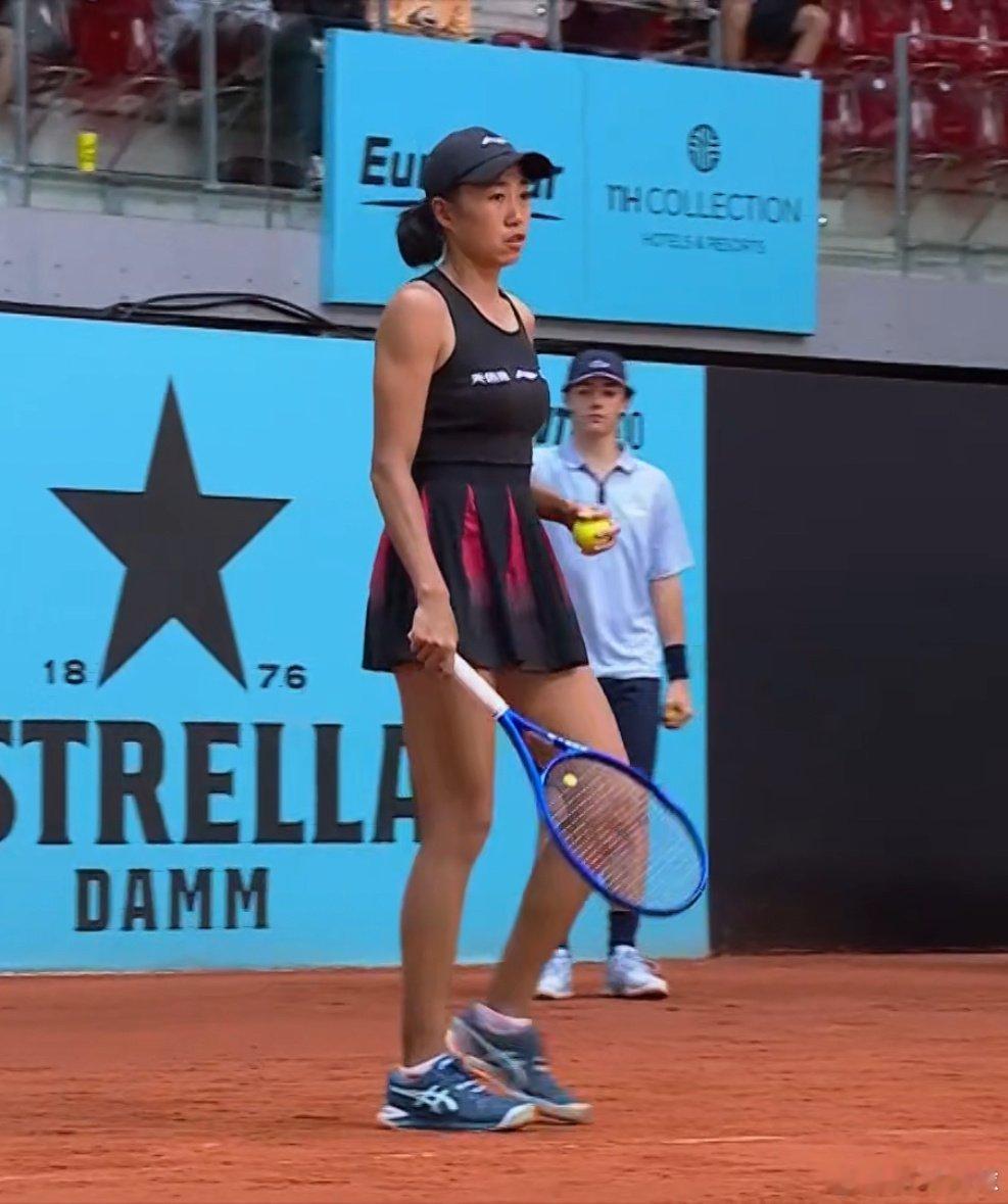 🇨🇳张帅马德里开门首轮以6-4/6-3击败利斯🇩🇪今天的战袍不错。终于止