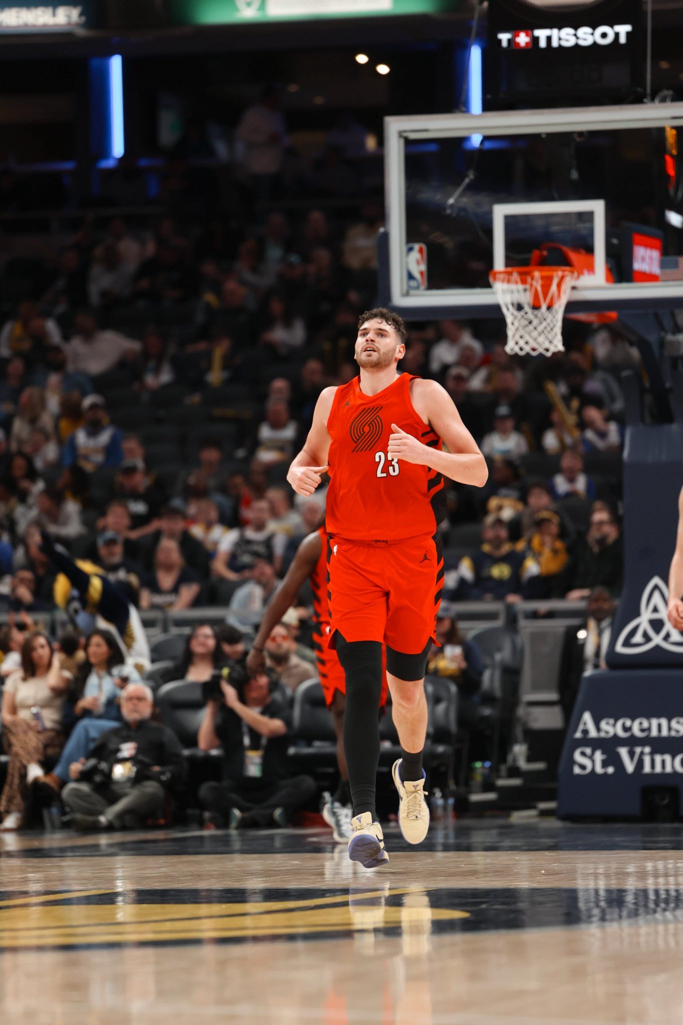 开拓者领先20+，被步行者三队追到3分，然后对面黄油手三不沾都来了。即便这样开拓