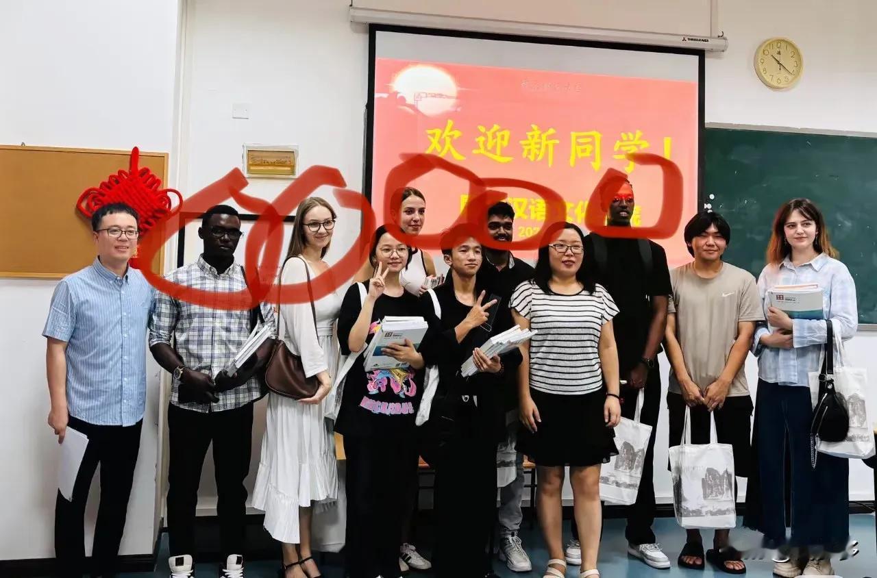 学分绑架留学生陪读？高校这波操作太离谱。

岭南师大这规定简直魔幻——本地学生不