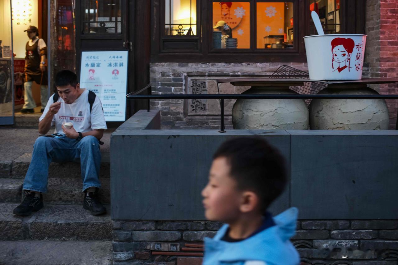 街头的三重瞬间：路过的童年，停留的此刻，藏在背景里的烟火。
大同街拍