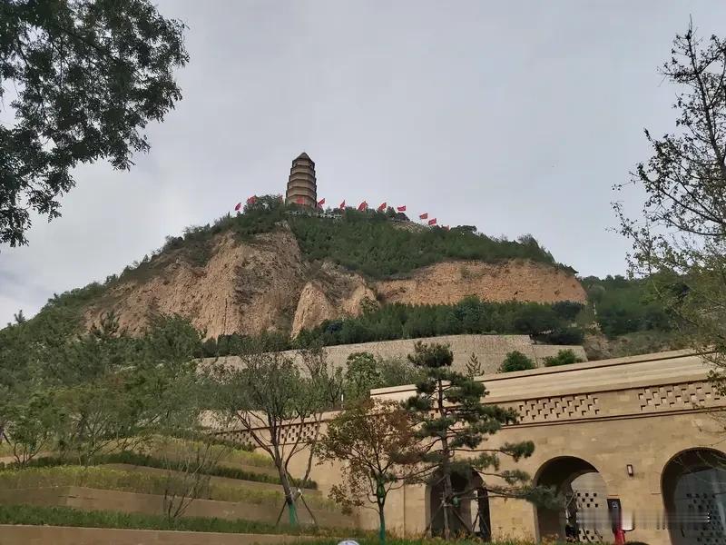 《延安颂·长征伟业歌》乐韵晓诗原创:
身居窑洞意纵横，
小米步枪卷雄风。
驱魔炮