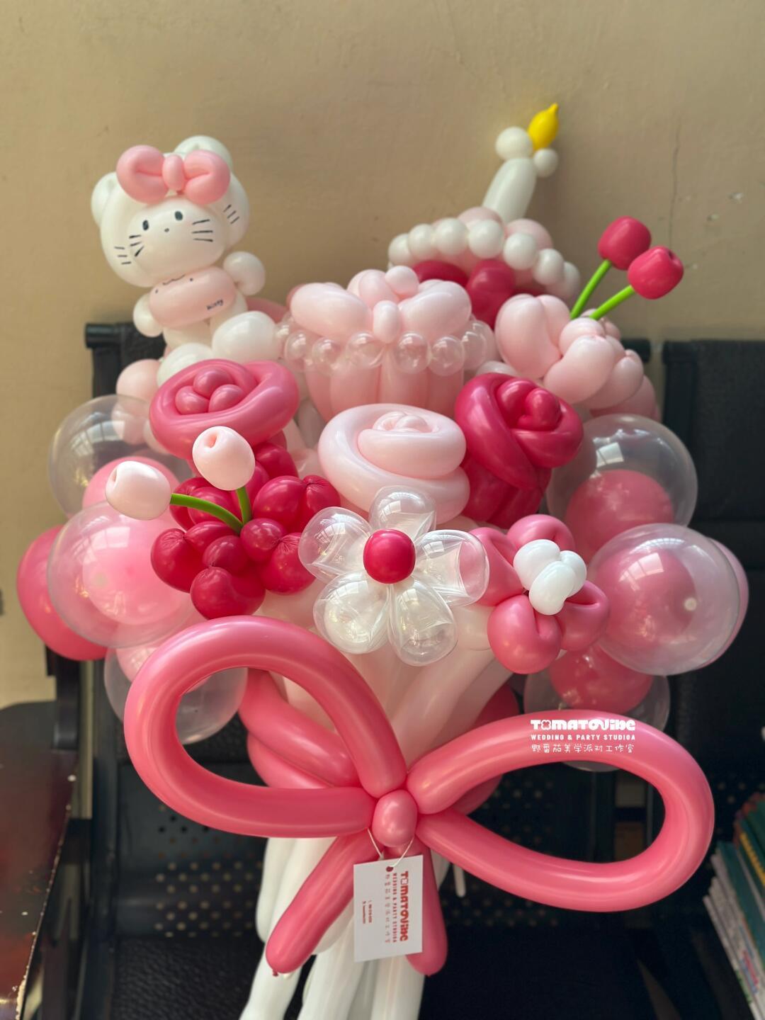 用粉色气球做的花束哇！是可爱的hello Kitty 
