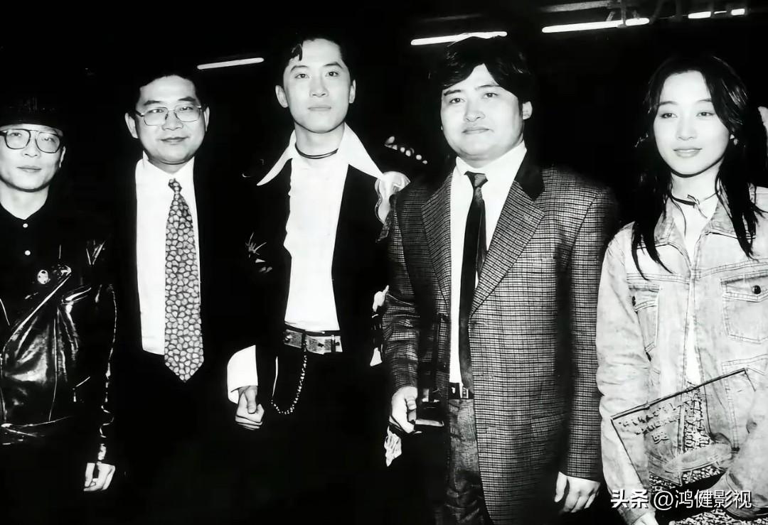 你有没有发现？在这90年代的5位明星里，身材高大又帅气的毛宁即使站了c位，反倒右