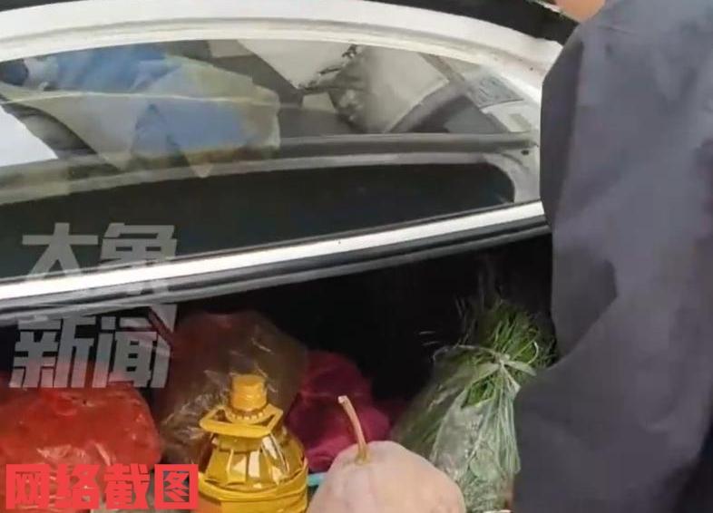 河南洛阳有女子回老家过国庆中秋。

此刻女子在老家也是不停走家串门看起了家里的亲