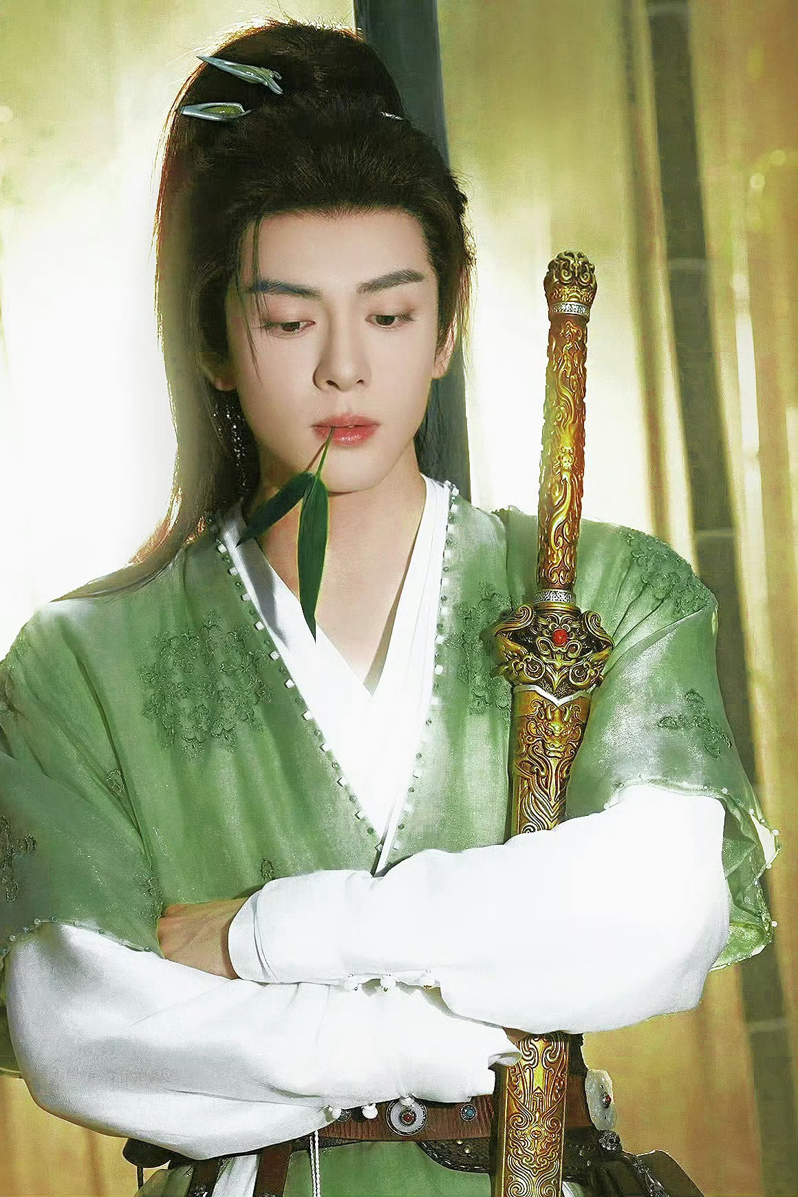 曾舜晞新剧少年感曾舜晞好俊俏的小郎君《攻玉》官宣曾舜晞古装造型，一身青衫立于竹林